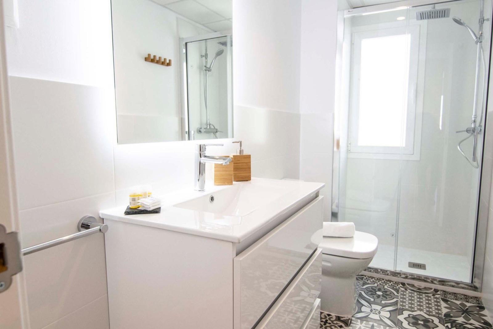 Reforma de baño moderno con plato de ducha